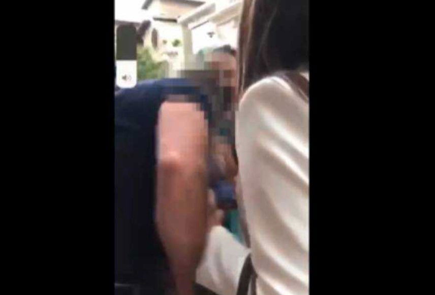 Hermes Ferrari: lo “Sciamano” senza mascherina dà una testata a un passante | VIDEO article-post