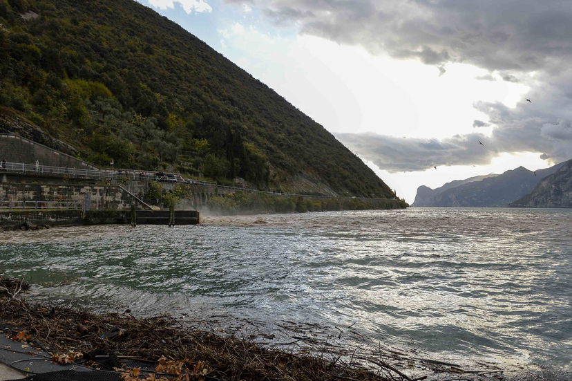Lago di Garda, un motoscafo travolge una barca: morto un uomo di 37 anni, scomparsa una donna di 25 article-post