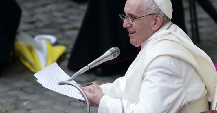 papa francesco lettera prete gay