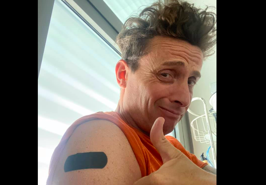 Angelo Pintus che deride i no vax: “Non c’è cosa più divertente che ridere di sti mi**hioni” article-post