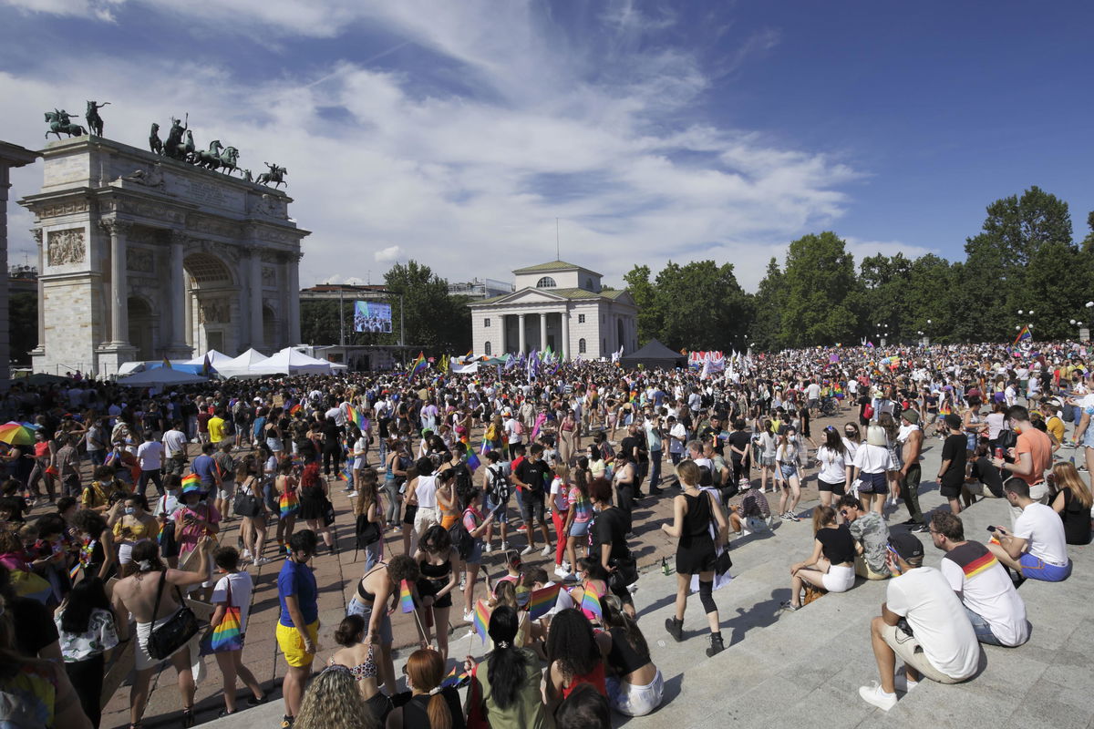 “Fro**o di merda”: un dodicenne è stato insultato e colpito mentre andava al Pride di Milano article-post