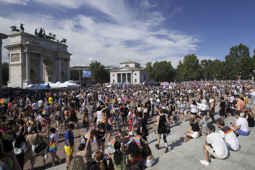 “Fro**o di merda”: un dodicenne è stato insultato e colpito mentre andava al Pride di Milano preview