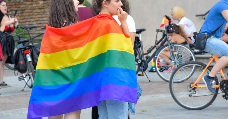 ragazzina picchiata borsa arcobaleno