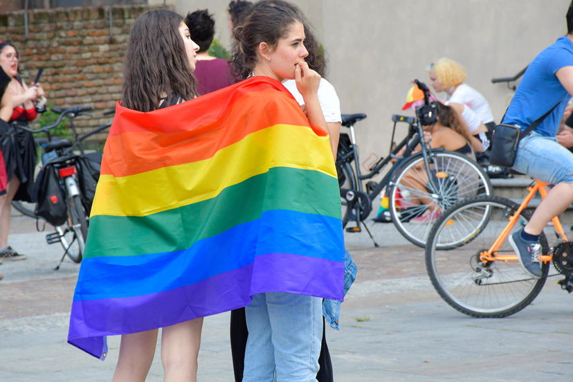 “Mi hanno detto che dovevo bruciare viva”: la ragazzina picchiata perché aveva una borsa arcobaleno article-post