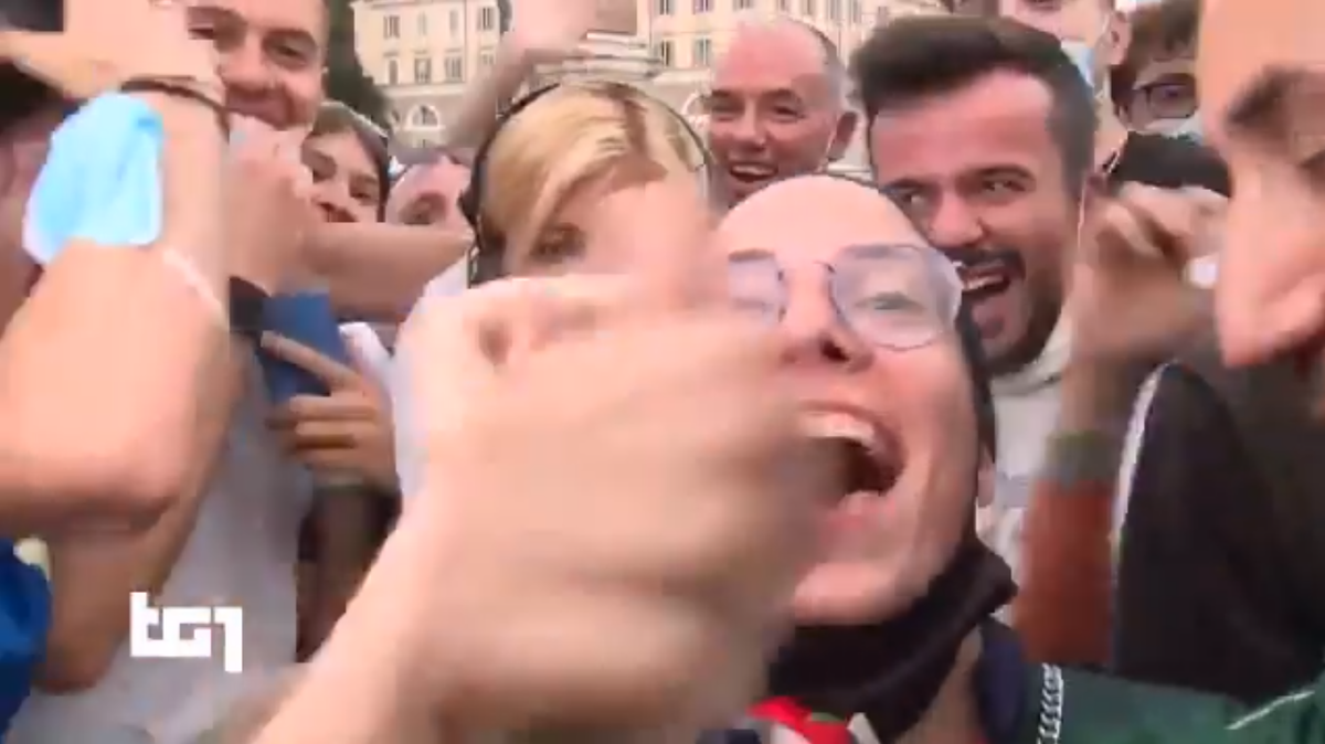 La giornalista del Tg1 letteralmente travolta dai tifosi in diretta tv | VIDEO article-post