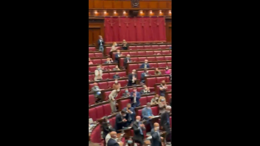 L’applauso della Camera a Laura Boldrini per il suo ritorno in aula | VIDEO article-post
