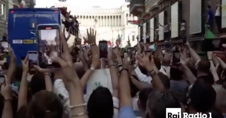 Festeggiamenti Italia festa bus scoperto nazionale piantedosi