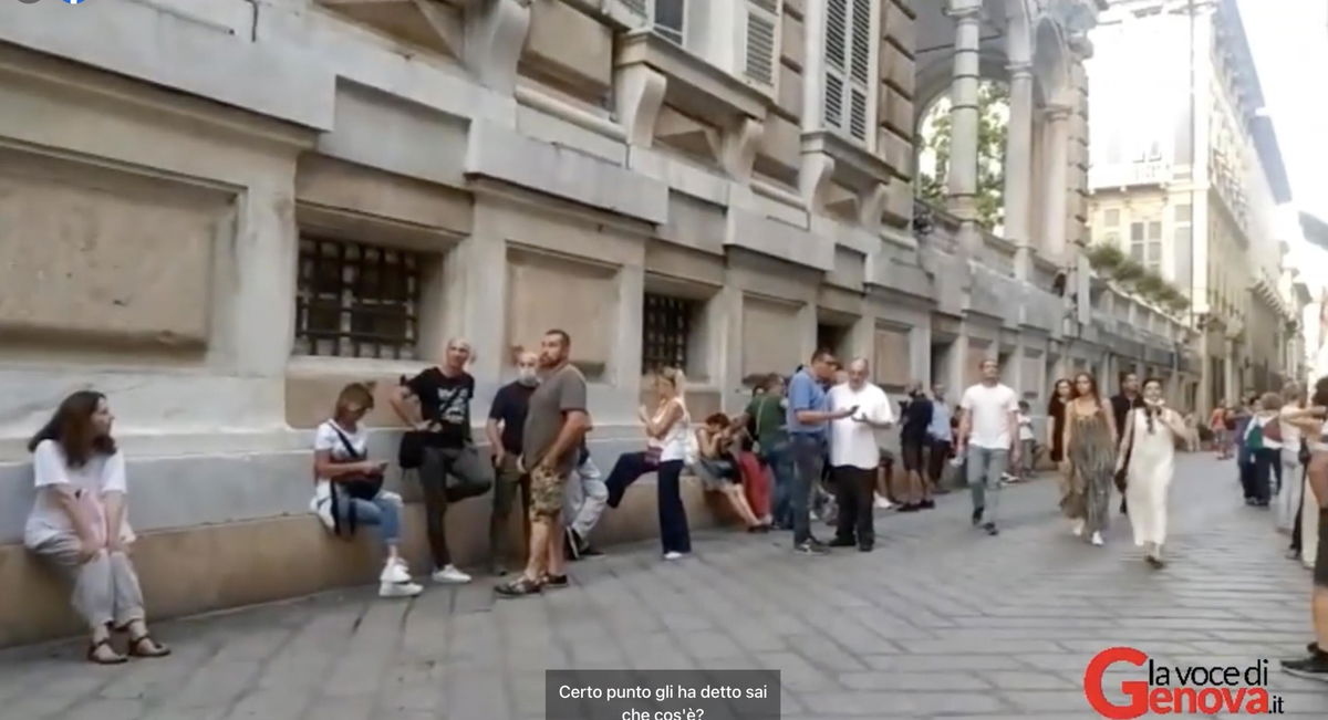 La fiaccolata senza fiaccole e senza organizzatori: il flop della manifestazione contro il Green pass di Genova | VIDEO article-post