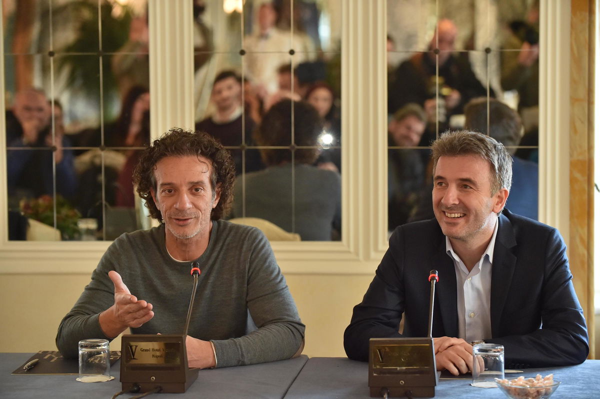 La lezione di Ficarra e Picone ai politici che ammiccano ai no vax per “una manciata di voti” article-post