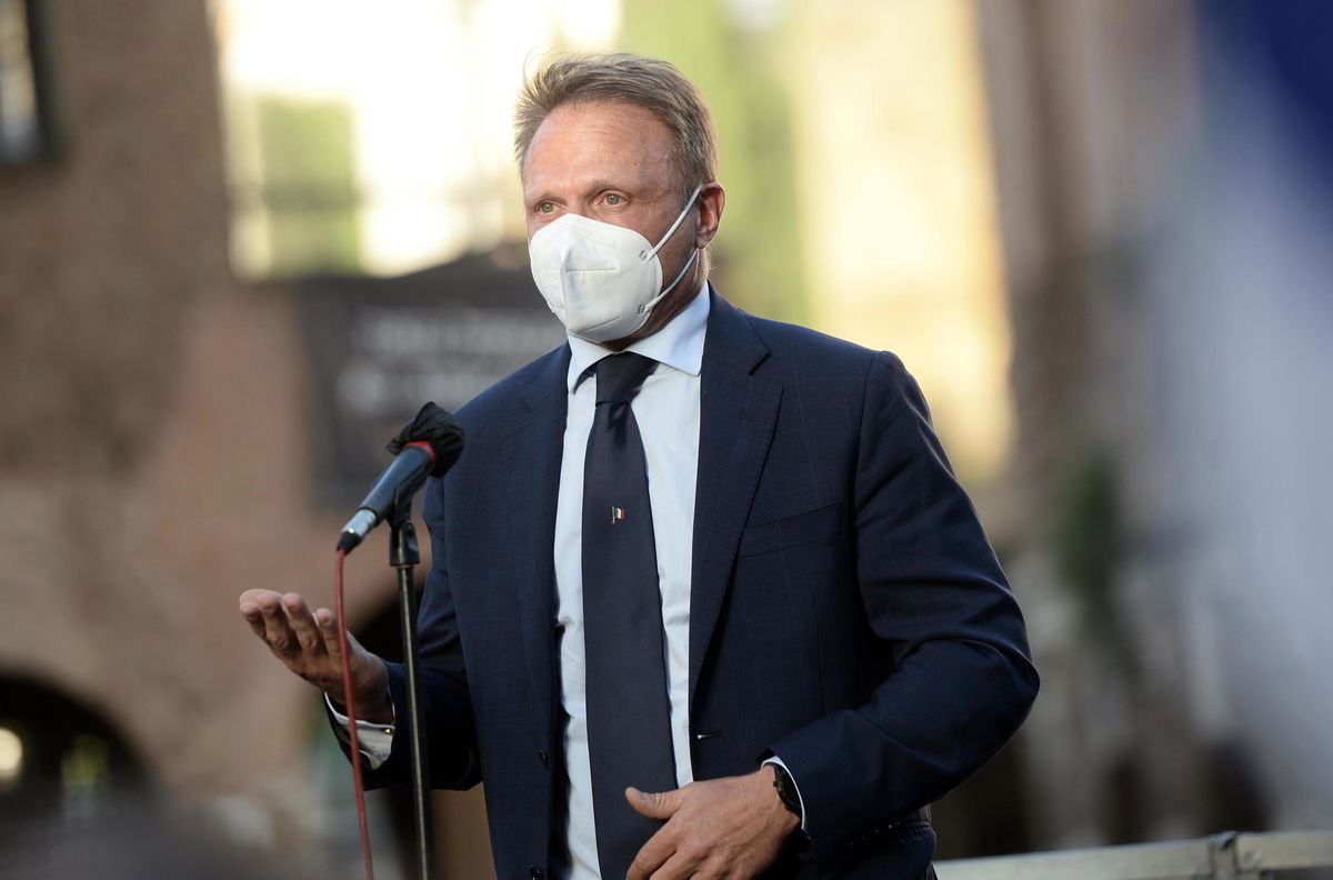 Il capogruppo di Fratelli d’Italia alla Camera che sconsiglia ai giovani di vaccinarsi article-post