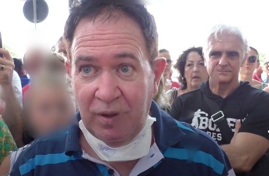 Lo strano caso dell’infettivologo sceso in piazza coi No-Vax article-post