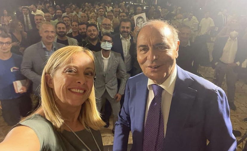 Giorgia Meloni si vaccina, ma si vergogna di farsi vedere article-post