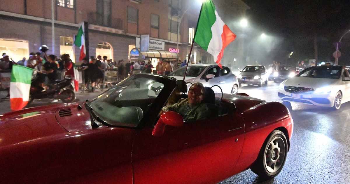 Italia Inghilterra festeggiamenti Covid Piazze pericolose Polizia