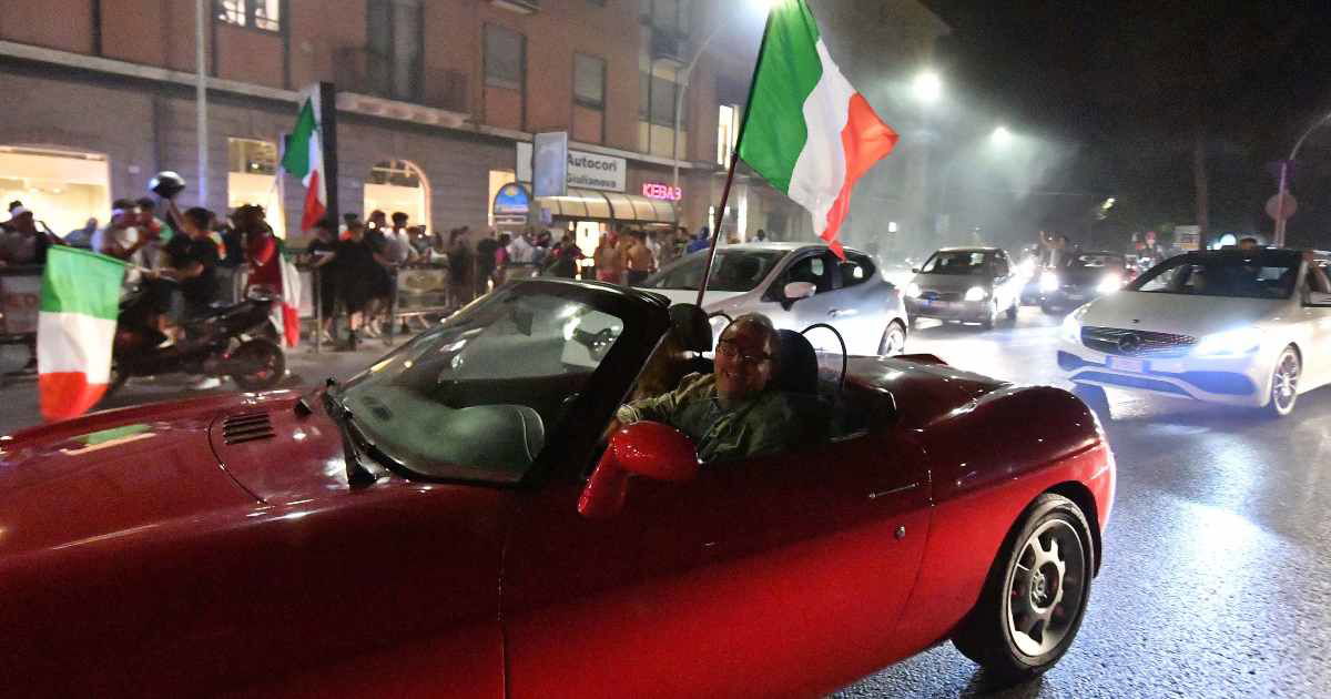 Piazze piene ma anche violenze e assembramenti: la “notte magica” degli Europei 2021 article-post
