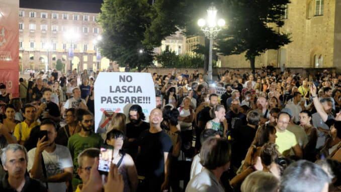 Il prefetto che gela i manifestanti no-vax: “Illegale corteo in strada, chiunque partecipa sarà denunciato” article-post
