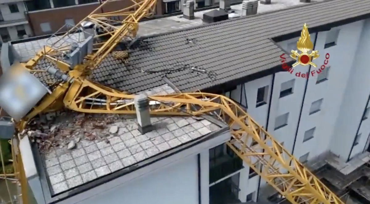 Il crollo di una gru su un palazzo in provincia di Milano | VIDEO article-post