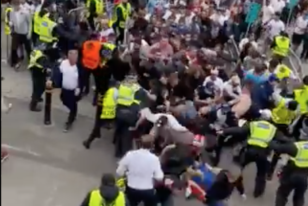 Calpestano la bandiera italiana e assaltano lo stadio: la follia dei tifosi inglesi a Londra | VIDEO preview