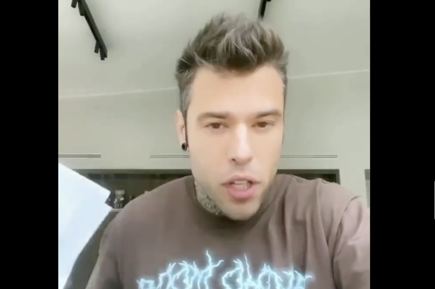 video fedez codacons raccolta fondi scena unita