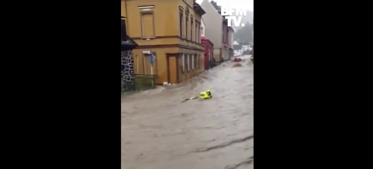 Il salvataggio del vigile del fuoco travolto dalla piena in Germania | VIDEO article-post
