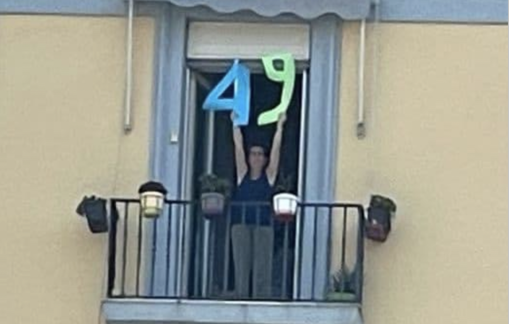 La contestazione di Napoli a Salvini: un 49 esposto al balcone article-post