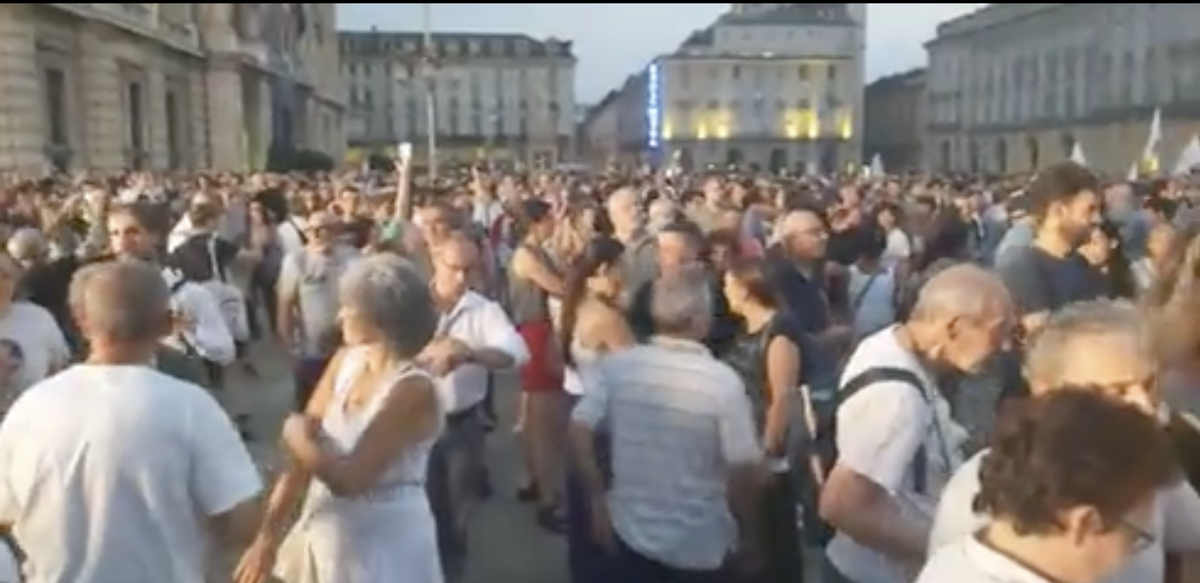La manifestazione contro il green pass a Torino: non vaccinati e senza mascherina, cosa può andare storto? | VIDEO article-post