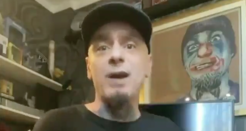 I miserabili attacchi dei No-vax a J-Ax (che aveva “osato” criticare Eric Clapton) article-post