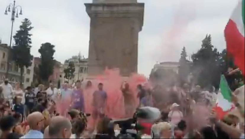 “Io apro” e Forza Nuova a braccetto contro vaccini e Green pass in piazza a Roma article-post