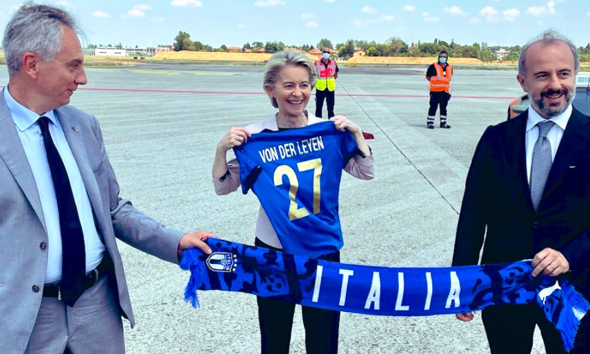 “Chi l’ha detto che una donna deve scegliere tra carriera e figli?”: le parole e l’esempio di Ursula Von Der Leyen article-post