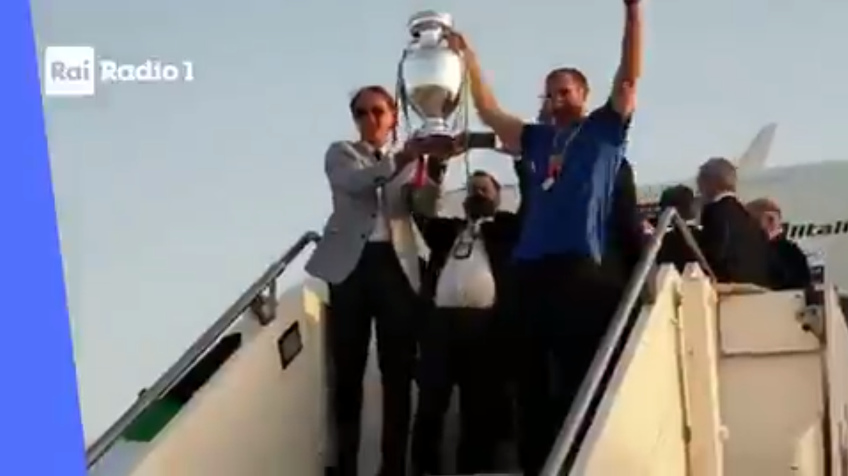 L’arrivo degli Azzurri a Fiumicino e l’ovazione dei tifosi | VIDEO article-post