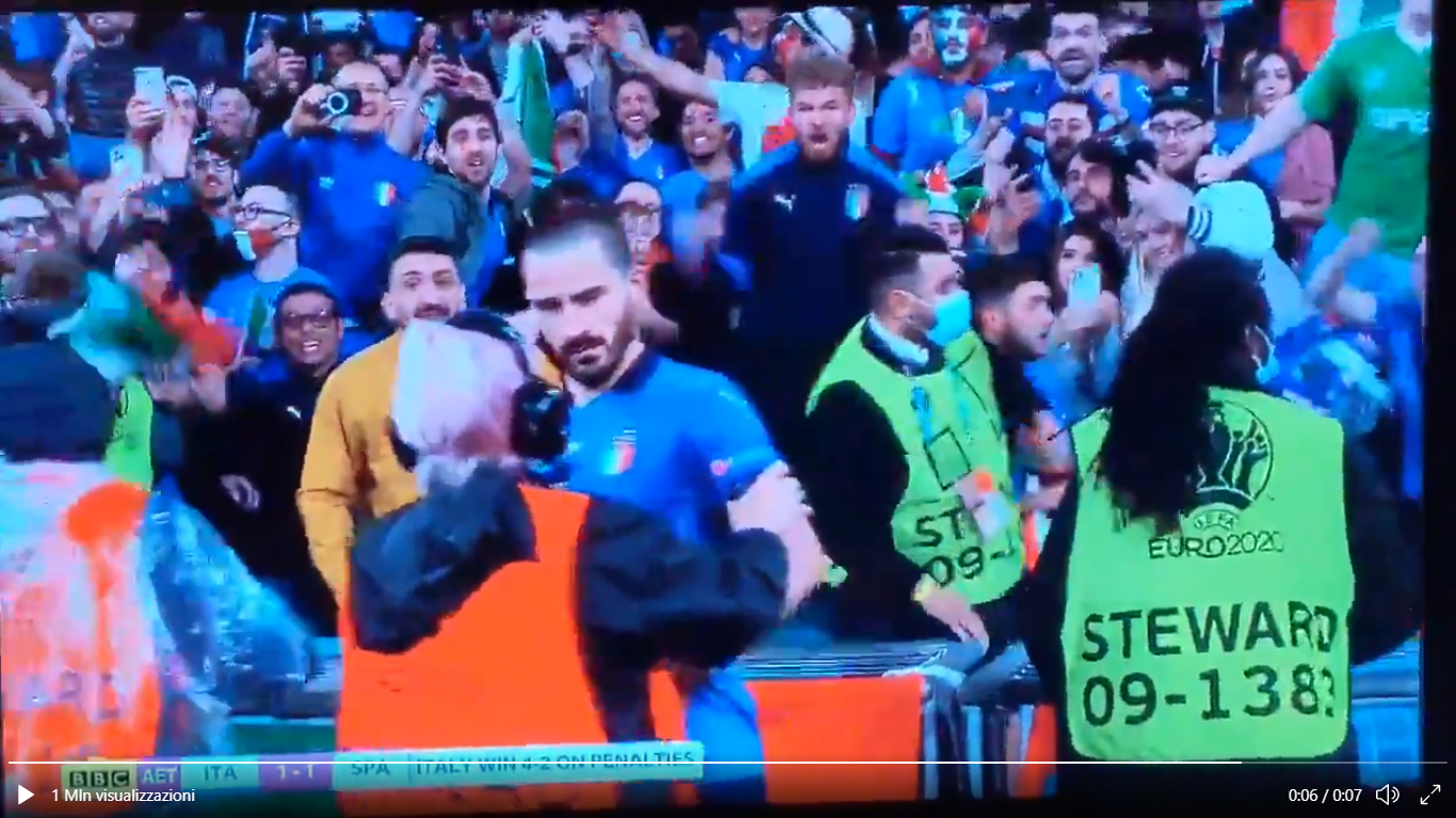 bonucci video steward invasore di campo