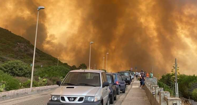 Gli indomabili incendi in Sardegna che arrivano fino nei centri abitati article-post