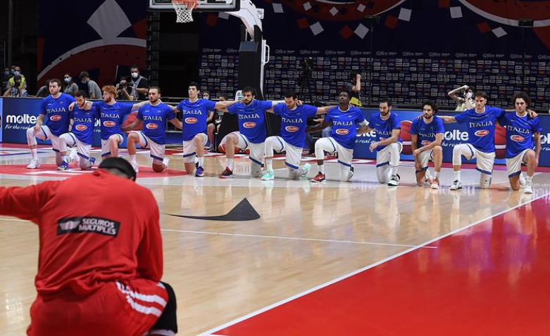 La lezione della Nazionale di basket che si inginocchia contro il razzismo article-post