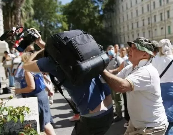 Identificato il “No pass” violento: chi è l’aggressore del cronista di “Repubblica” article-post