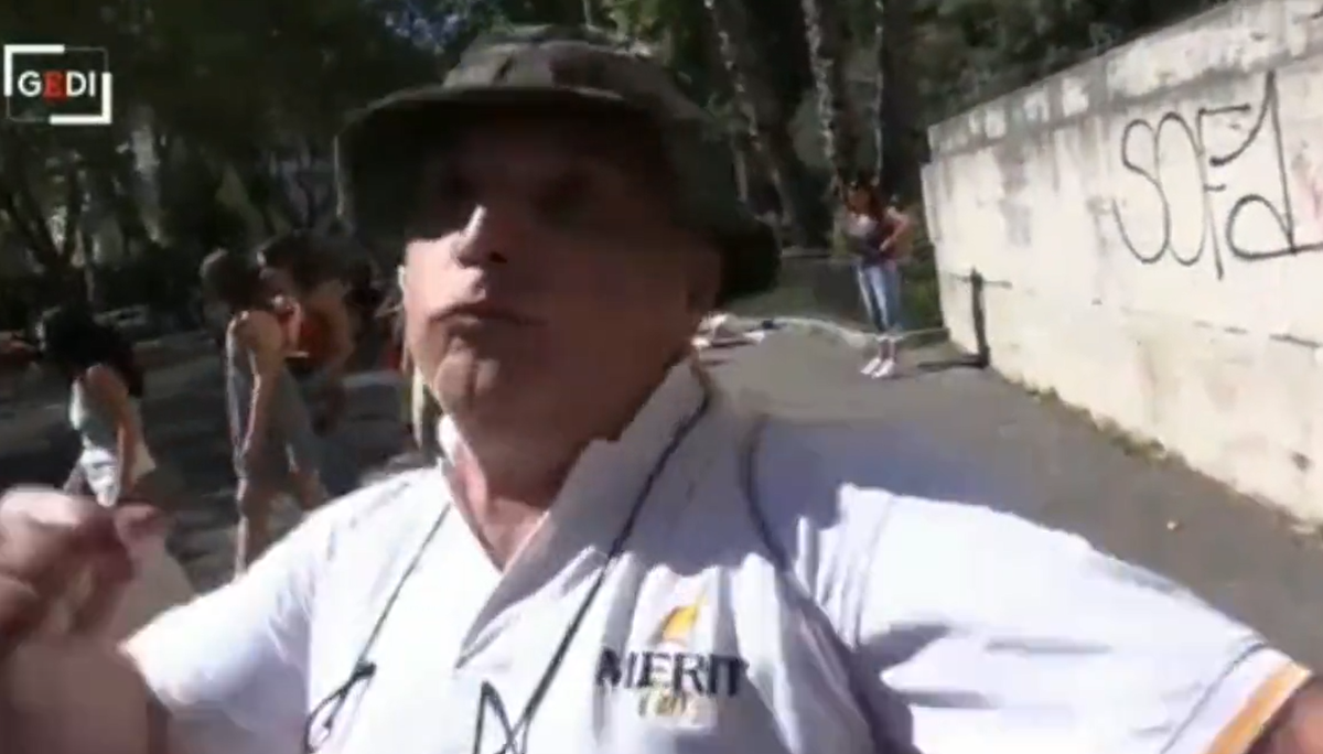 Pugni in faccia e minacce di morte al giornalista di “Repubblica” dal manifestante No Pass | VIDEO article-post