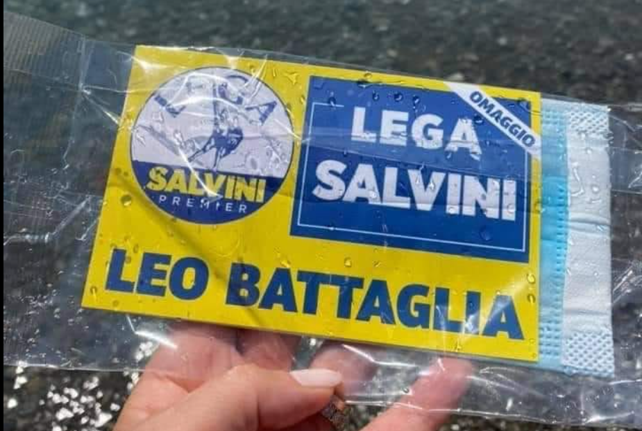 La “genialata” inquinante delle mascherine della Lega lanciate dall’elicottero sulle spiagge in Calabria article-post