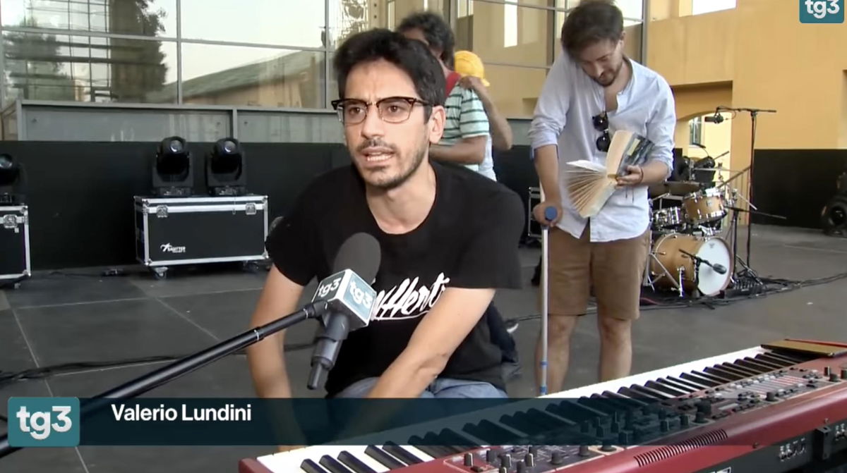 Quelli che se la prendono con Valerio Lundini per aver detto che Babbo Natale non esiste | VIDEO article-post