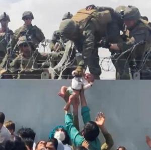 L'immagine delle donne afghane che passano i figli ai militari è il punto di non ritorno - Vimarsana News