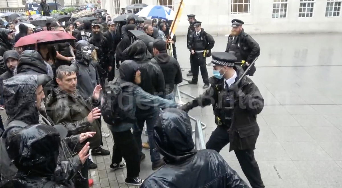 La commovente storia dei no vax che vanno a protestare contro la BBC (ma all’indirizzo sbagliato) | VIDEO article-post