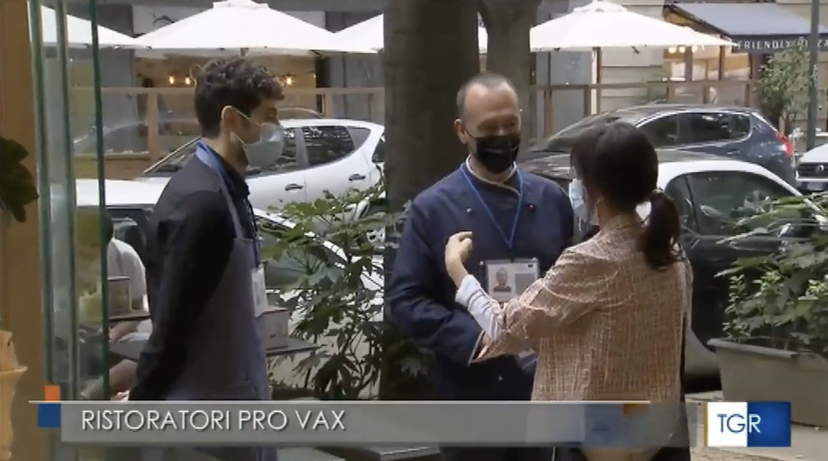 Il gestore del locale che fa lavorare i dipendenti con il green pass al collo | VIDEO article-post
