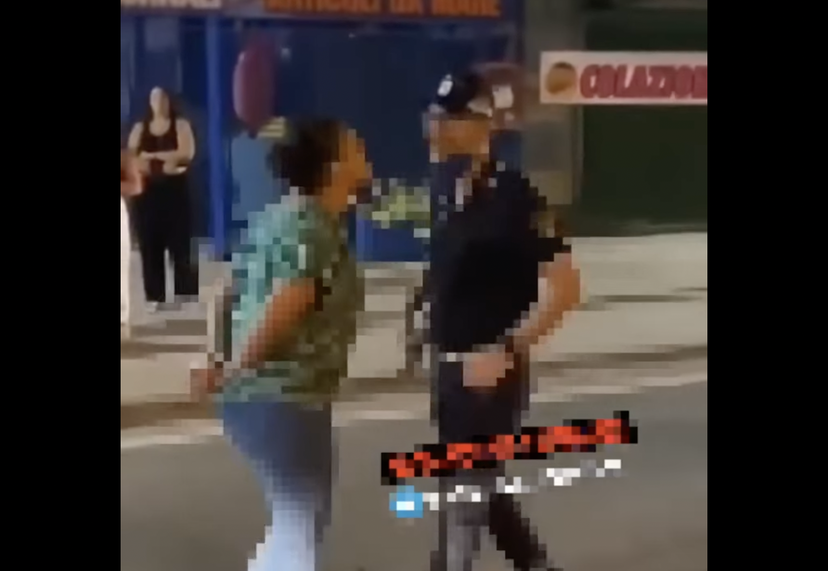 La sceneggiata incredibile della donna che ha un diverbio con l’agente e finge di essere svenuta | VIDEO article-post