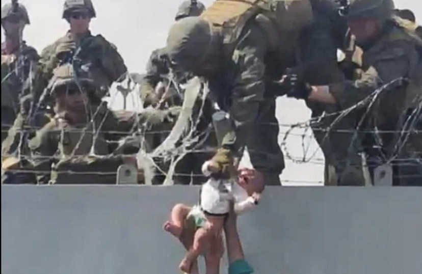 L’immagine delle donne afghane che passano i figli ai militari è il punto di non ritorno article-post