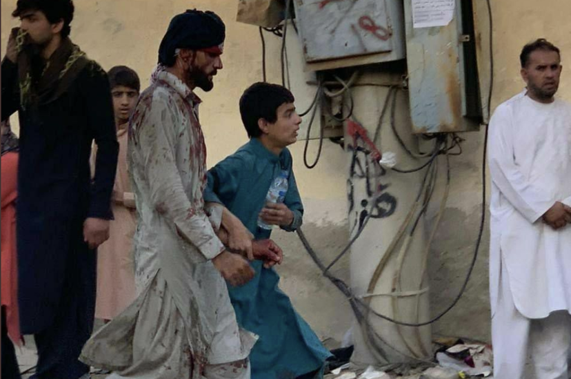 Attacco kamikaze all’aeroporto di Kabul. Almeno 40 morti, tra cui bambini article-post