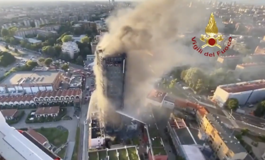 Come è possibile che la Torre del Moro abbia preso fuoco come un fiammifero? article-post