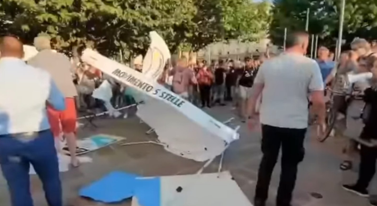 L’assalto al gazebo M5s durante la manifestazione anti Green Pass a Milano | VIDEO article-post