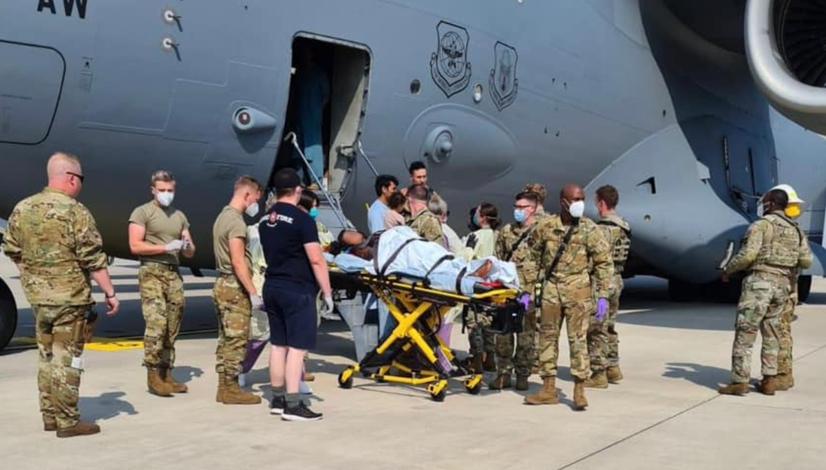 La rifugiata afghana che ha partorito su un volo militare americano in fuga da Kabul article-post