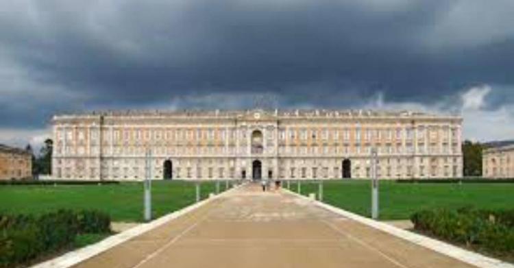 reggia di caserta apertura polemica