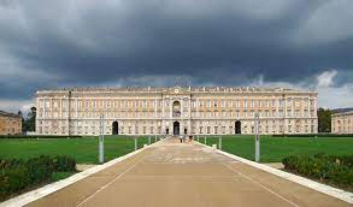 La risposta perfetta della Reggia di Caserta al prof che si lamenta perché è chiusa il martedì (come il Louvre) article-post