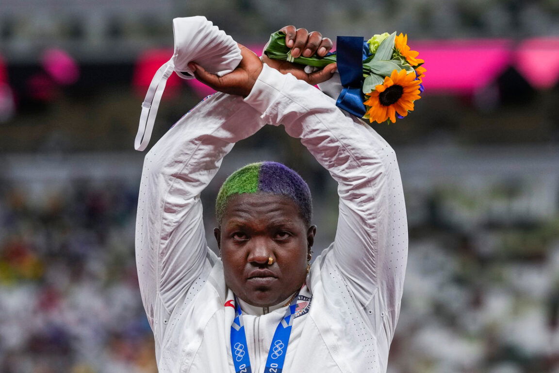 Le braccia a X di Raven Saunders sul podio di Tokyo in favore della comunità Lgbtq article-post