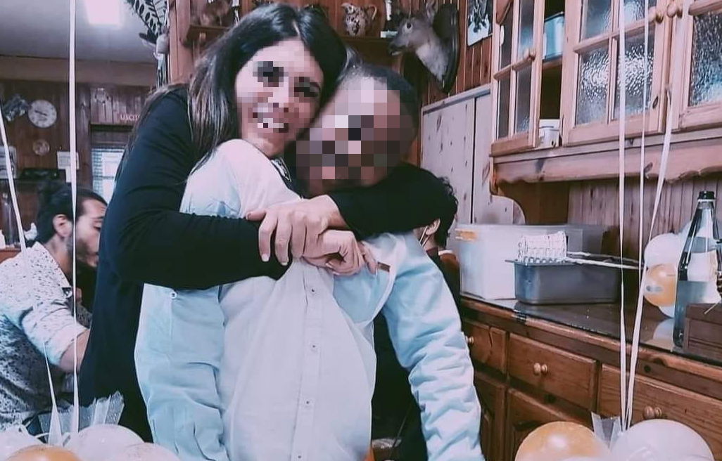 La donna che interviene per mettere in fuga i bambini di 10 anni che picchiavano il coetaneo nero article-post