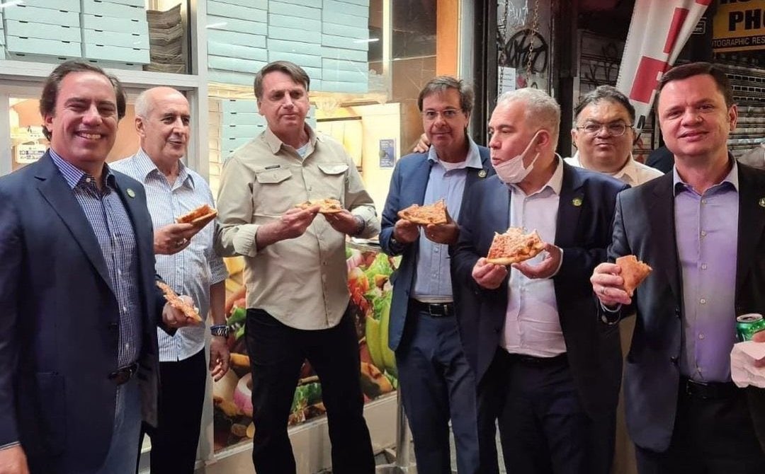 Non sei vaccinato? La pizza la mangi fuori. Anche se ti chiami Bolsonaro article-post